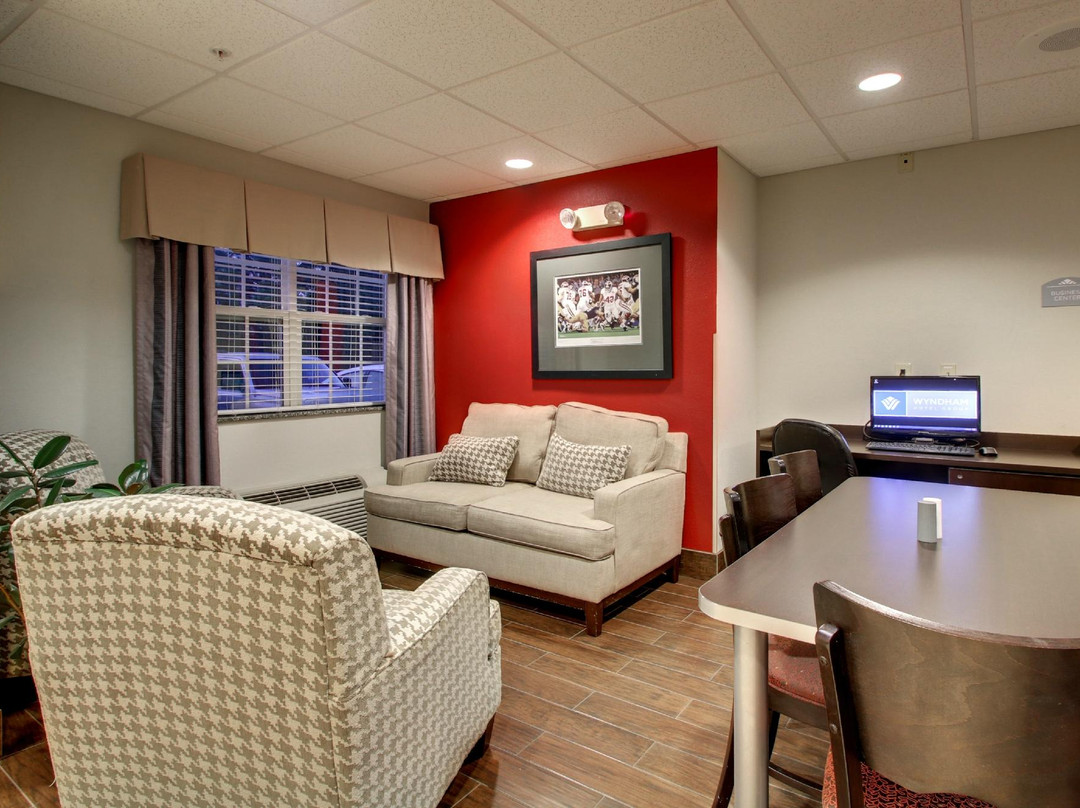 Microtel Inn & Suites by Wyndham Tuscaloosa Near University