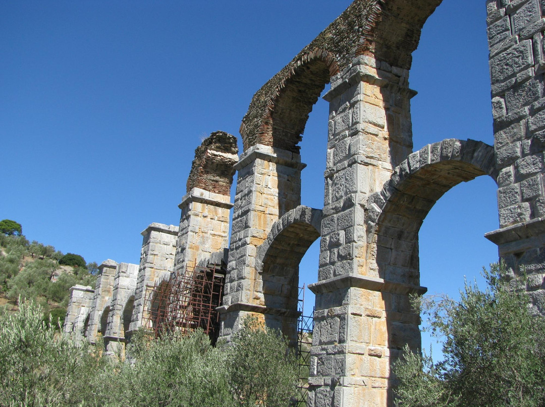 The Roman Aqueduct景点图片