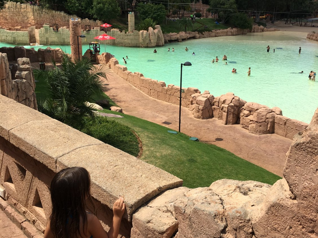 小瀑布酒店主图