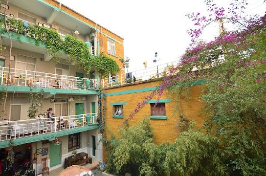 i野·大脚氏国际青年旅舍(金马碧鸡坊南屏步行街店)主图