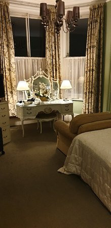 Holywell House主图