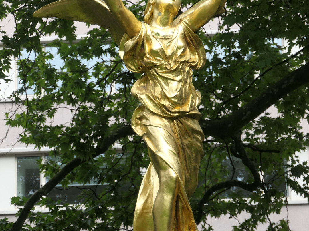 Monument à Julien Dillens-伊克塞尔必去景点