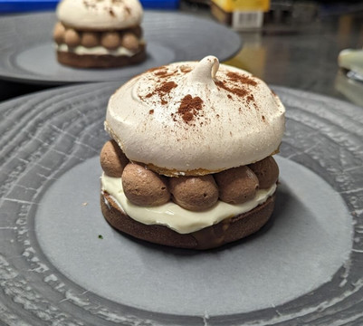 金色十字架酒店主图