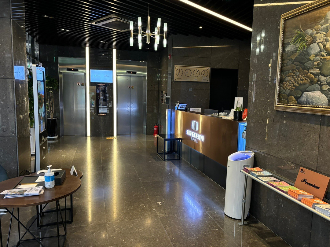 Rivertain Hotel主图