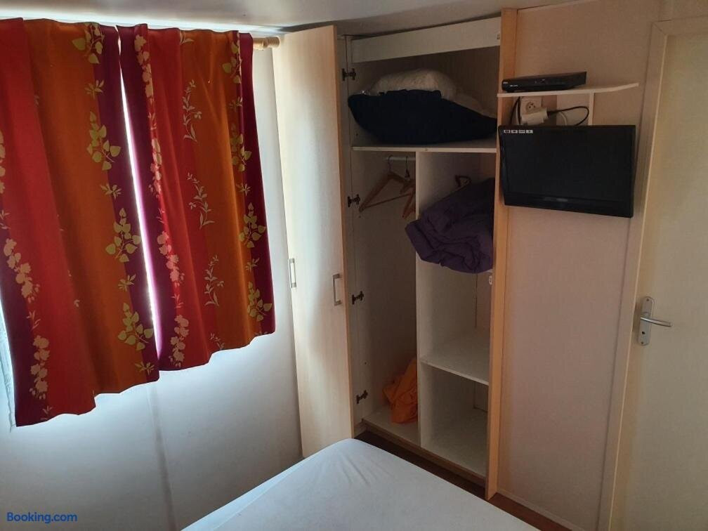 Mobil Home Avec Spacieuse Terrasse À Meschers Proche De Royan