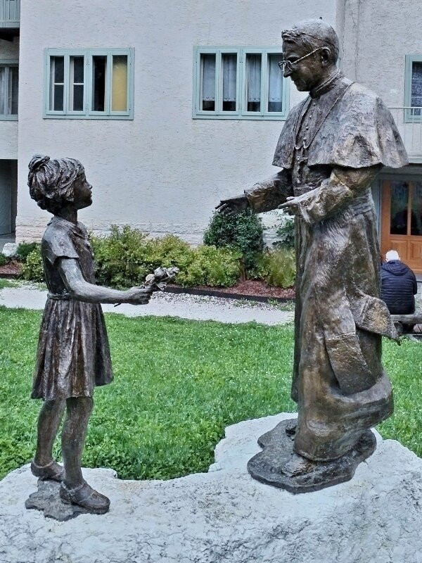 Statua Di Papa Luciani-Canale d'Agordo必去景点