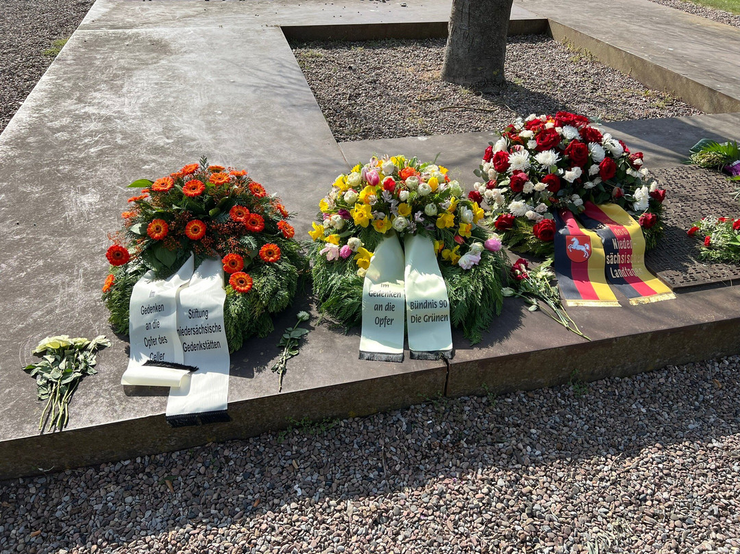 Memorial To The Massacre Of 8 April 1945景点图片