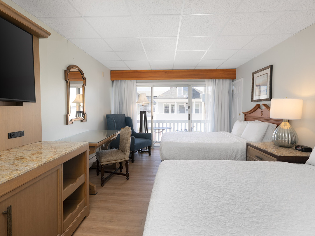 Waves Oceanfront Resort主图