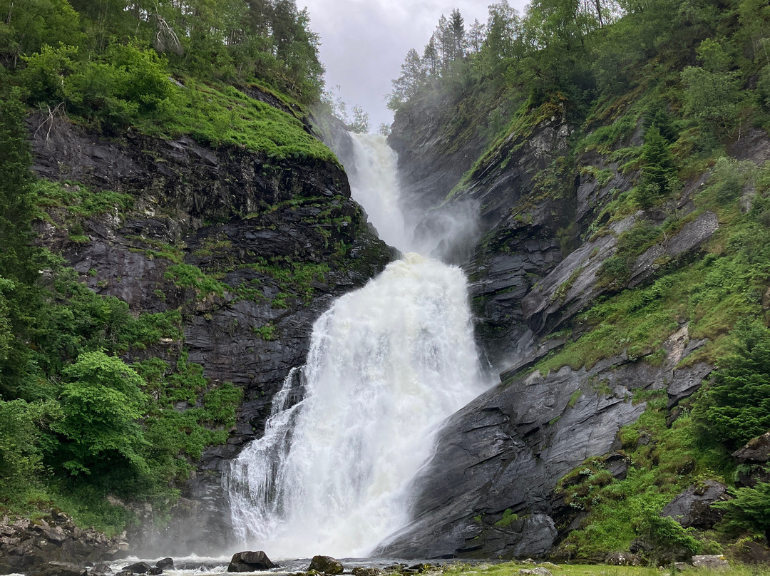 Huldefossen Waterfall-福尔德必去景点