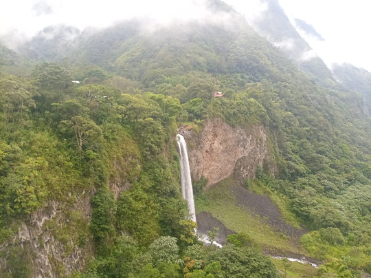 Cascada el Manto de la Novia-巴尼奥斯必去景点