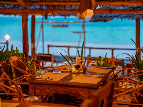 High Tide Lounge & Pizzeria