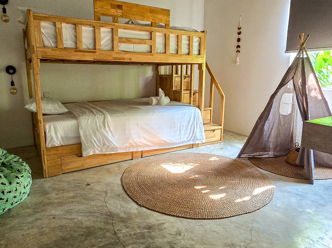 高龙秘密花园酒店主图