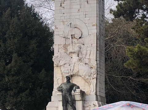 Monumento ai Caduti-古比奥必去景点