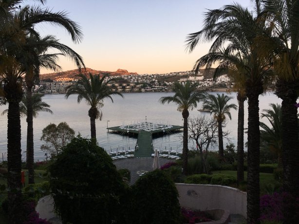 伯顿拜亚酒店-官方