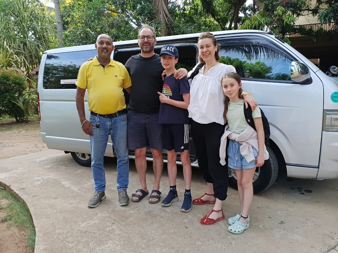 Sri Lanka Car van Hire with Sanjeewa Perera-康提必去景点