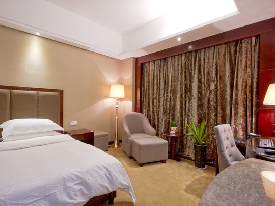 兴威华天大酒店 主图