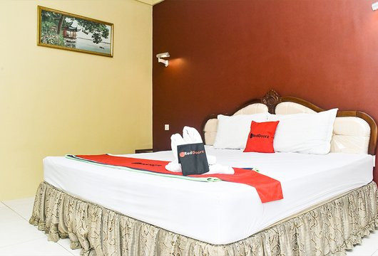 RedDoorz Plus Near Taman Ghanjaran Mojokerto