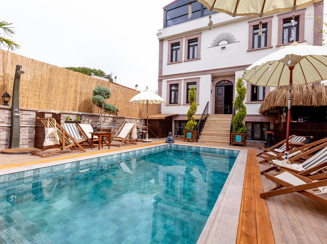 Parna Hotel & Bistro