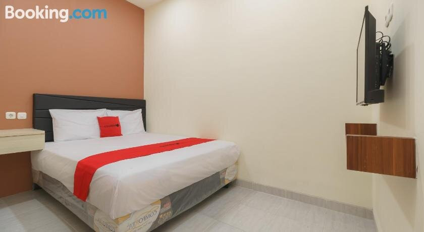 RedDoorz Syariah near Summarecon Mall Serpong 2