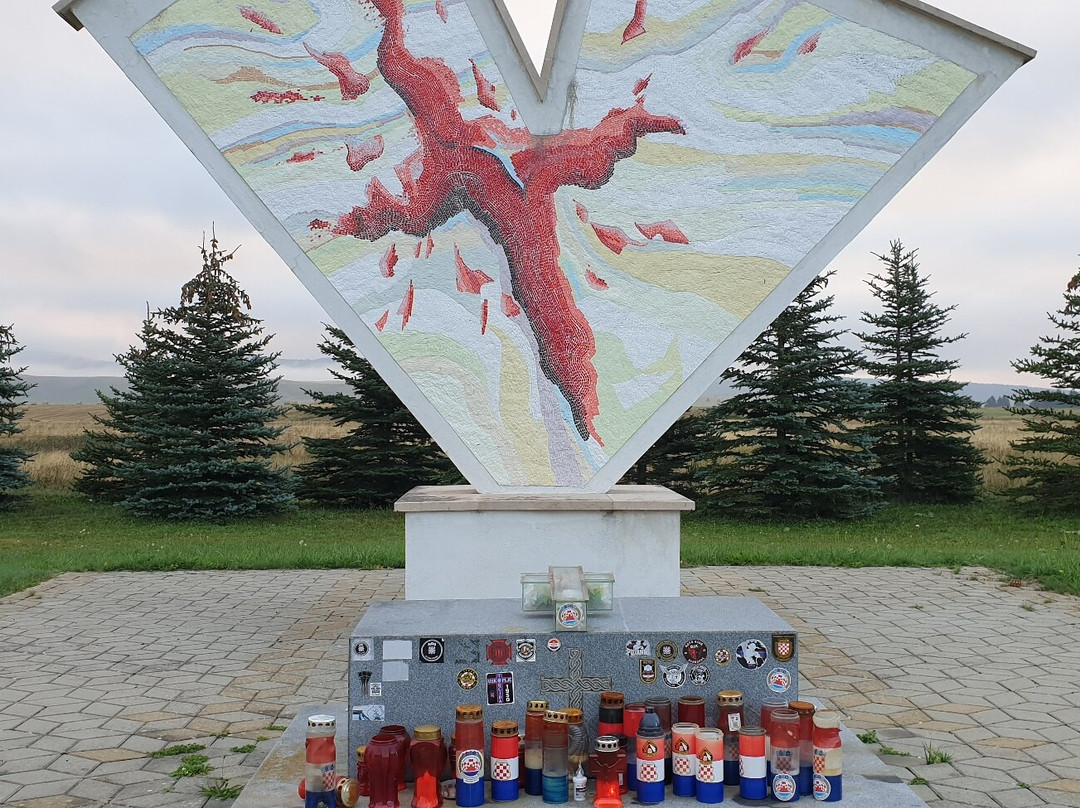 Spomenik Poginulim Vukovarcima Na Kupresu