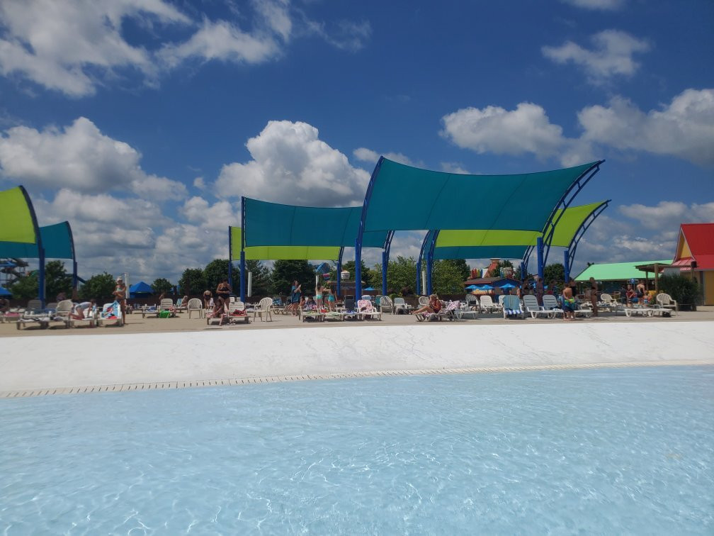 Raging Waves Waterpark-Yorkville必去景点