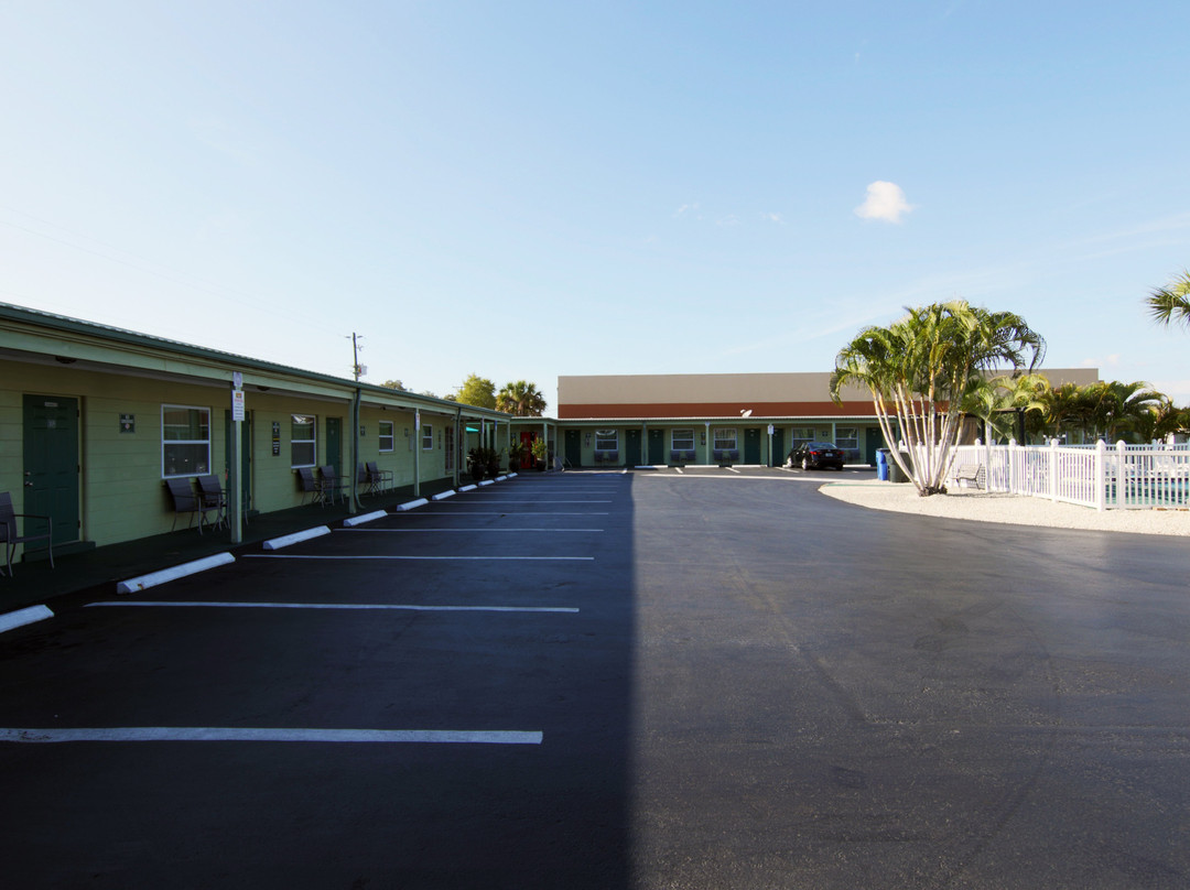 Sunshine Inn & Suites主图