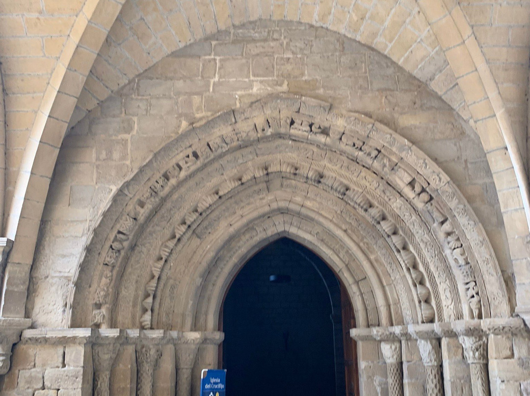 Iglesia del Crucifijo-Puente la Reina必去景点