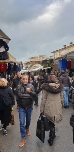 Mercato Settimanale di Forte dei Marmi-福尔泰德伊马尔米必去景点