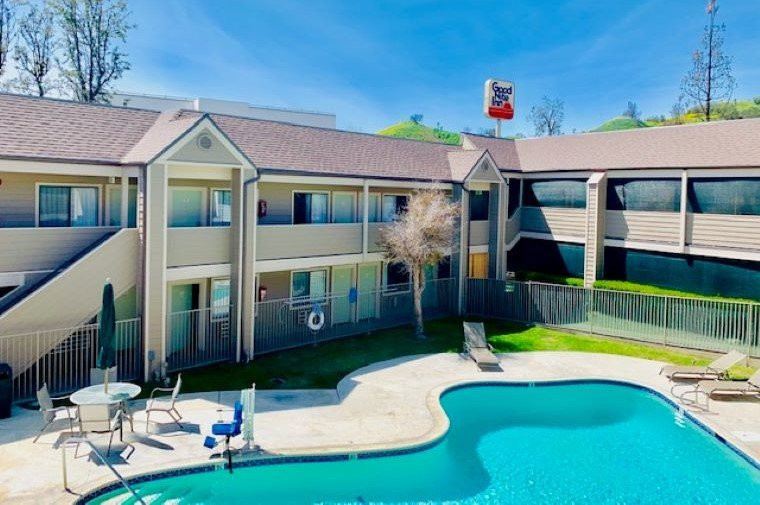 卡拉巴萨斯美好夜间旅馆主图