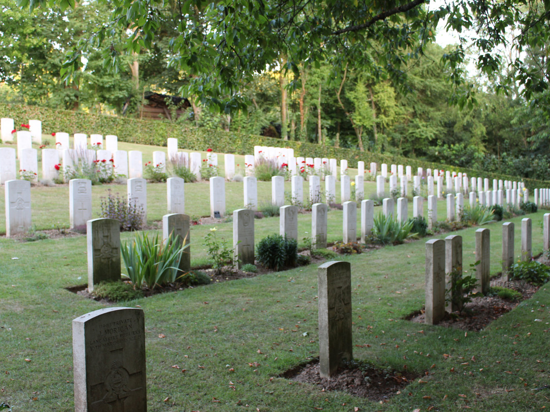 Authuille Military Cemetery景点图片