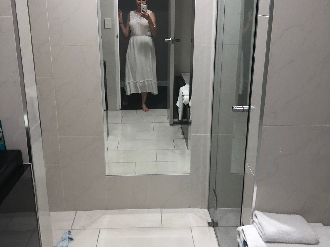 Springfield Lakes Hotel主图