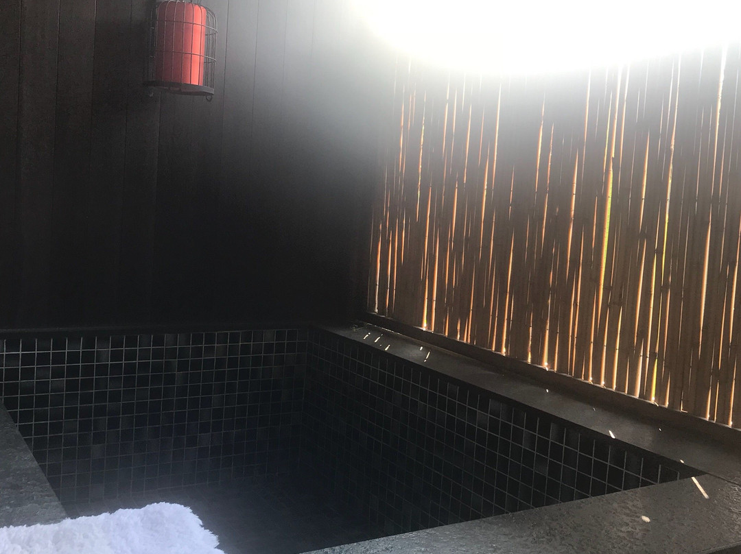 鹤鸣洲柏宁樱花温泉度假村主图