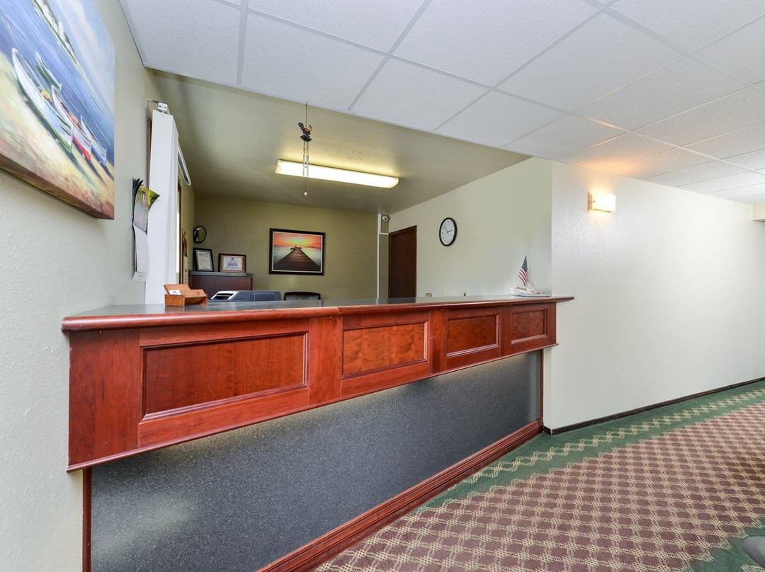 Love Hotels Staples by OYO at HWY 10 MN主图