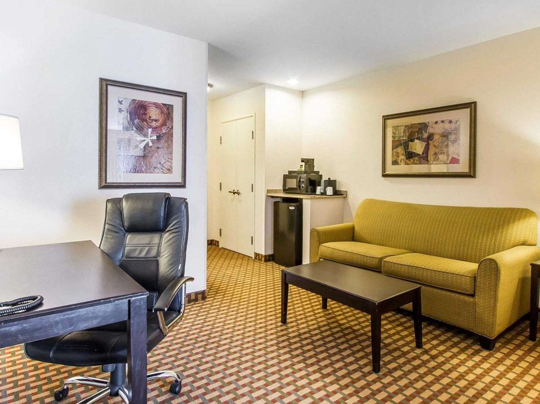 Spark by Hilton Shawnee主图