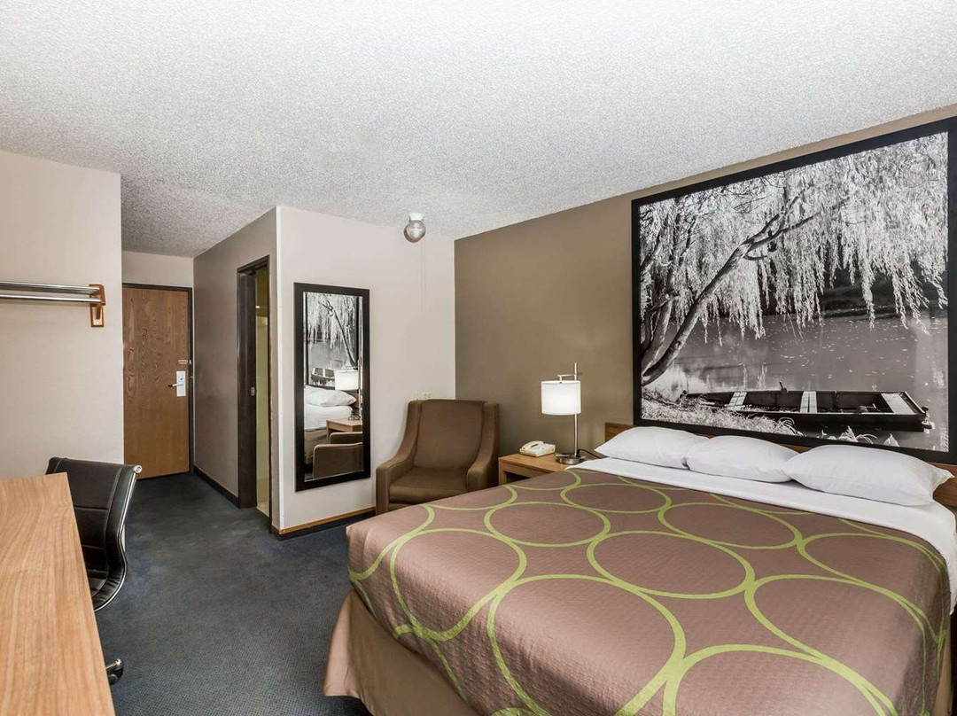 Super 8 by Wyndham Hays KS主图