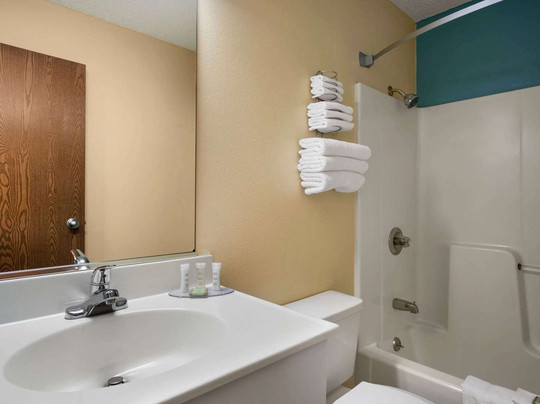 Super 8 by Wyndham Peoria East主图