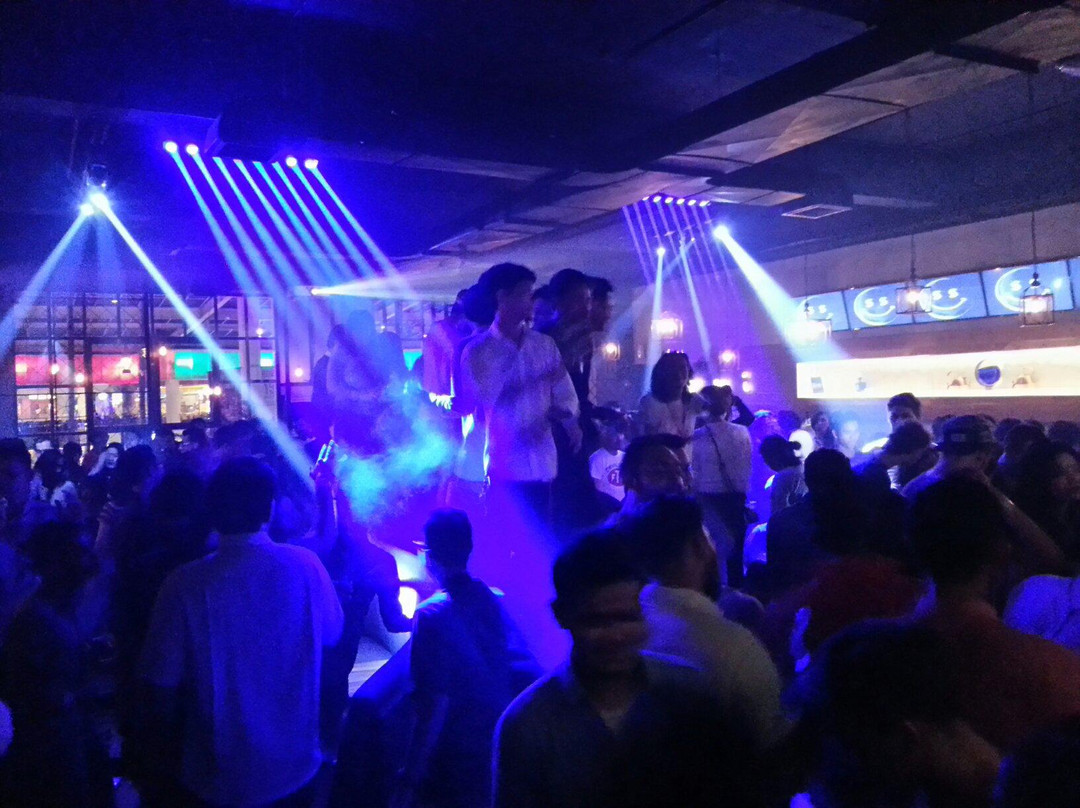 RUI Lounge & Bar-泗水必去景点