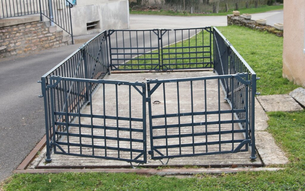 Poids public de Curtil-sous-Burnand-Curtil-sous-Burnand必去景点