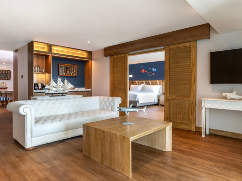 芭堤雅中天海洋码头酒店主图