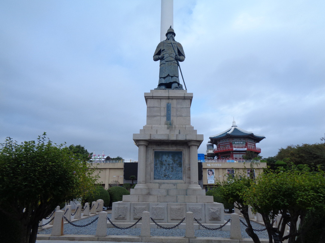 Statue of Chungmoogong-釜山必去景点