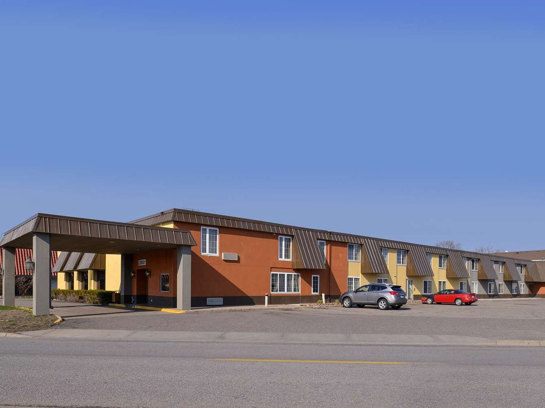 Americas Best Value Inn & Suites St. Cloud