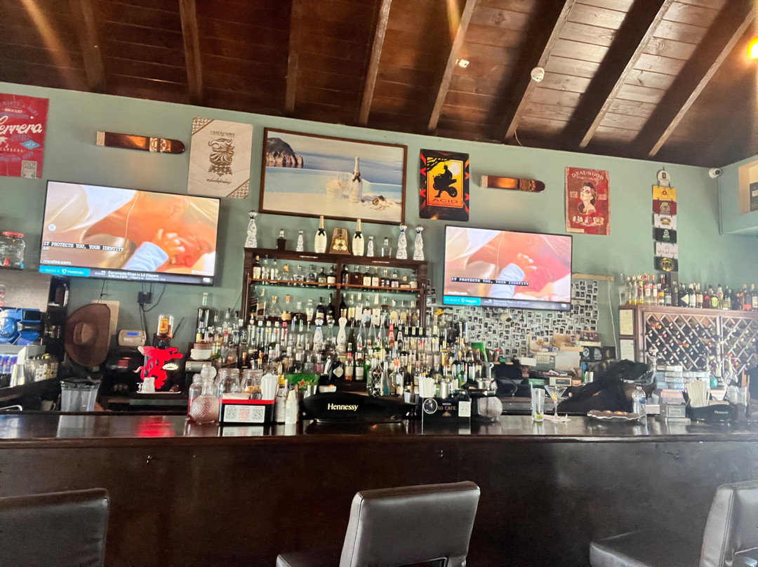 Aromas Cigar & Martini Bar-Road Town必去景点