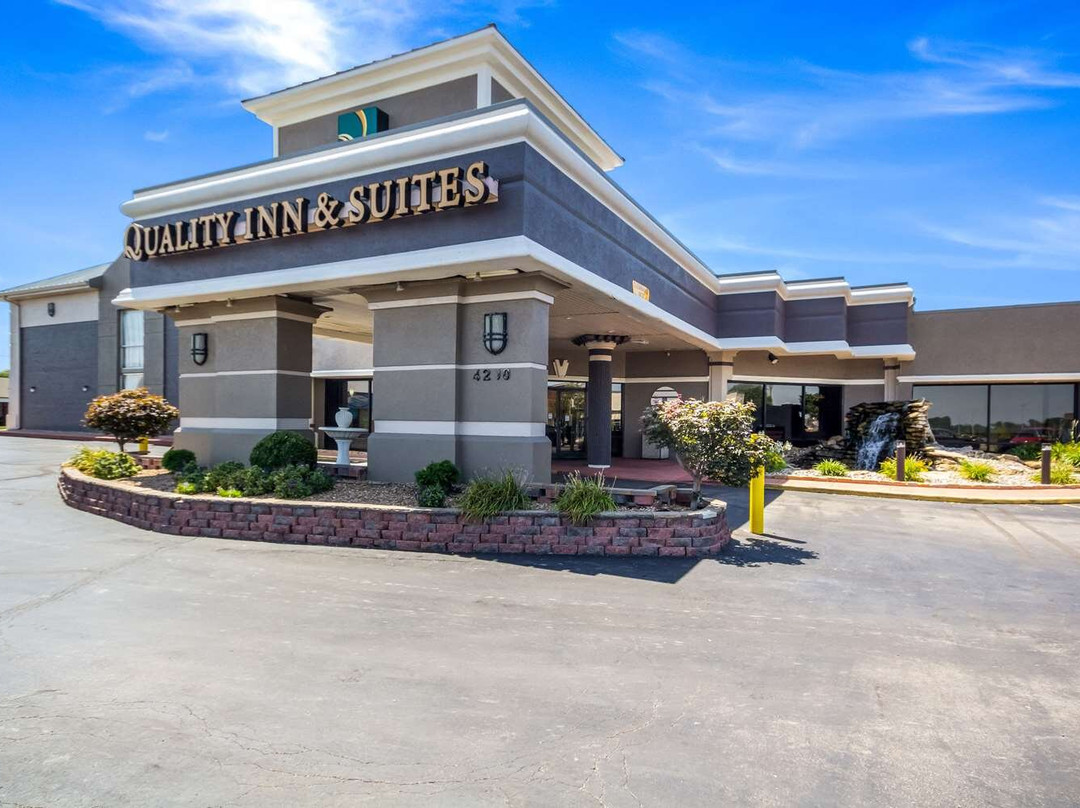 Quality Inn & Suites Kansas City I-70 East