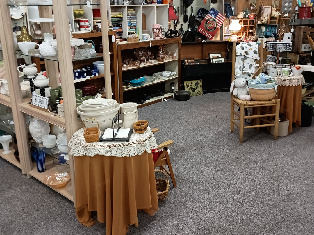 Two Sisters Dusty Attic Flea Market-Cassville必去景点