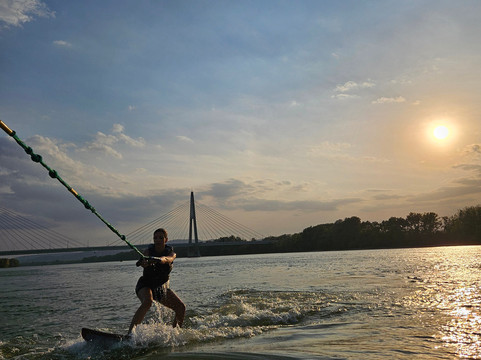 Wakesurf Budapest Surf Academy-布达佩斯必去景点