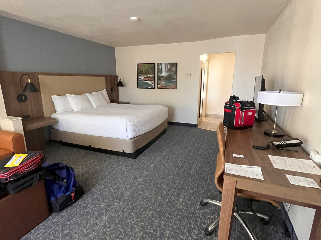 贝斯特韦斯特普拉斯旅行酒店及套房主图