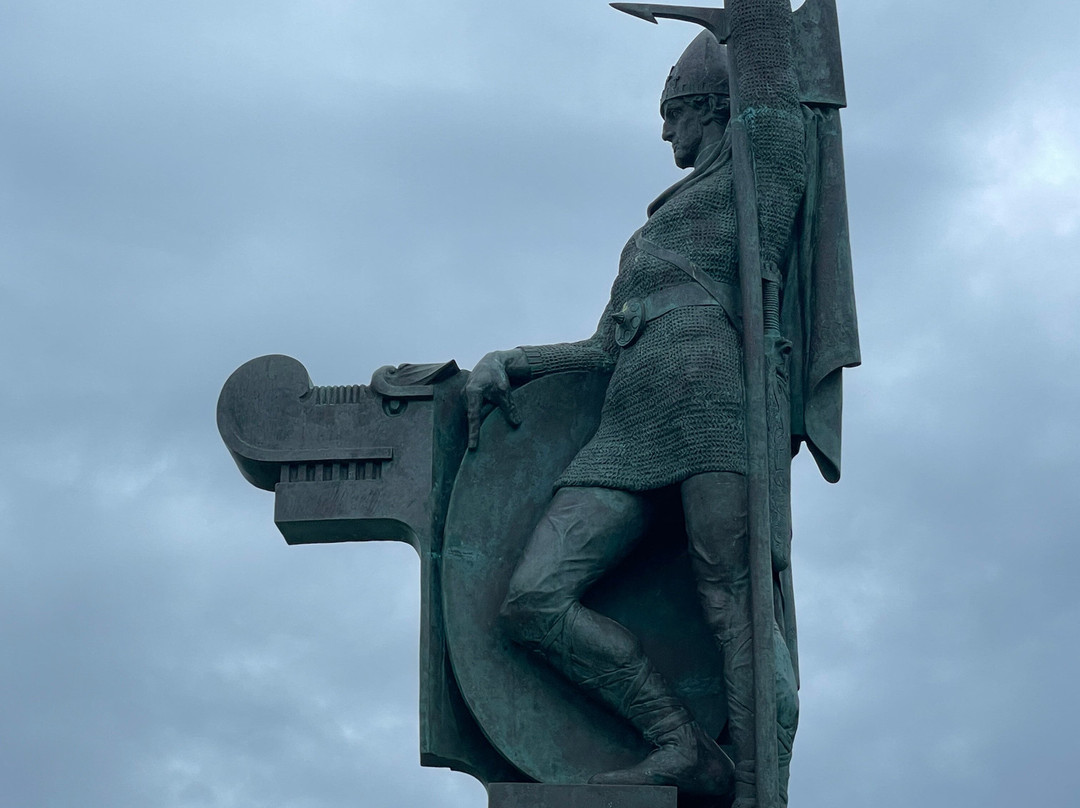 Arnarholl Statue-雷克雅未克必去景点
