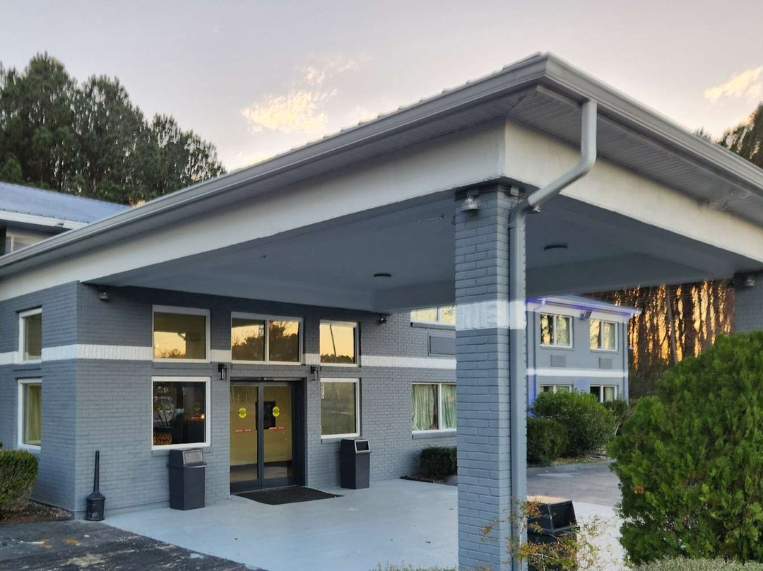 Econo Lodge Inn & Suites