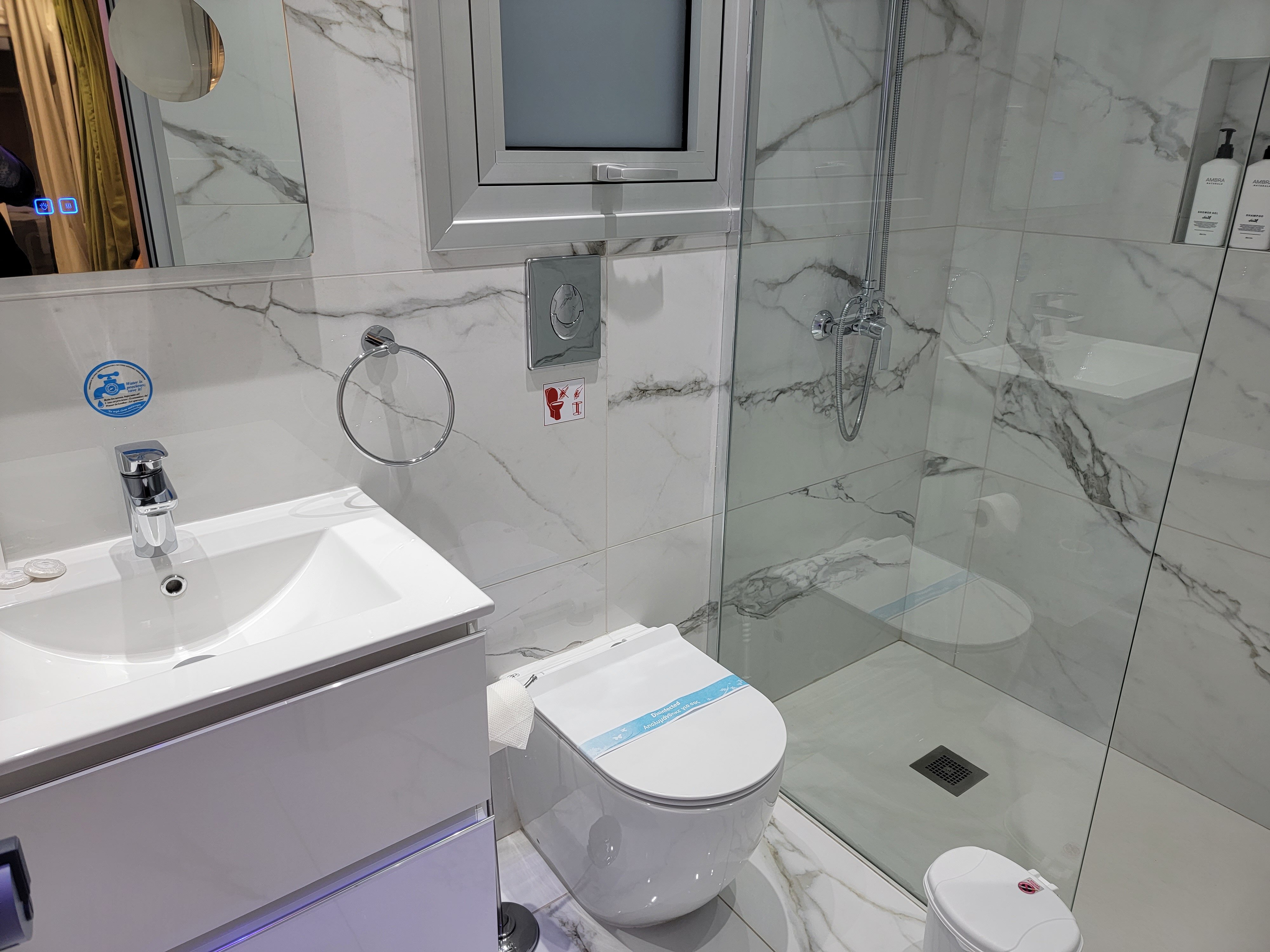 Loutsiana Hotel Apartments-浴室