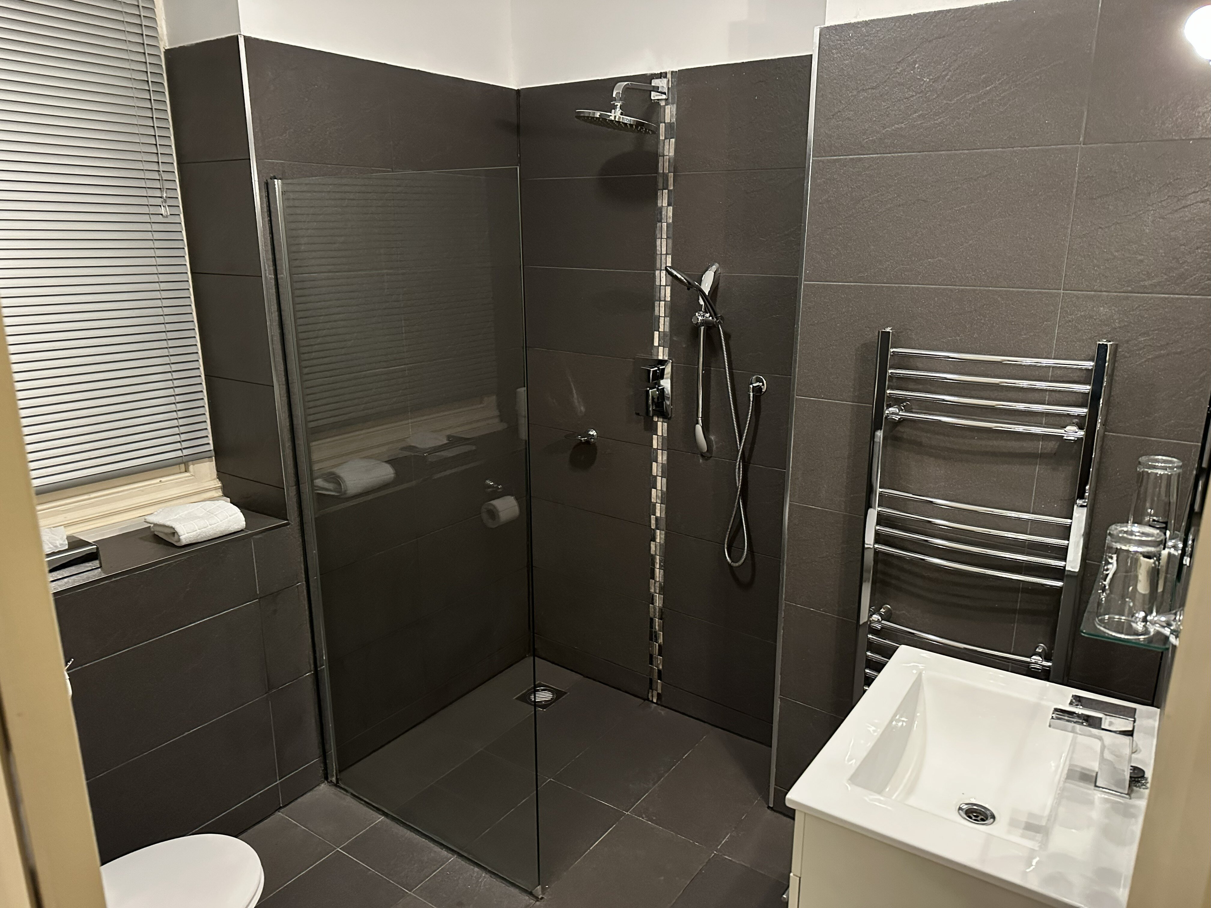 Angel and Royal Hotel-浴室